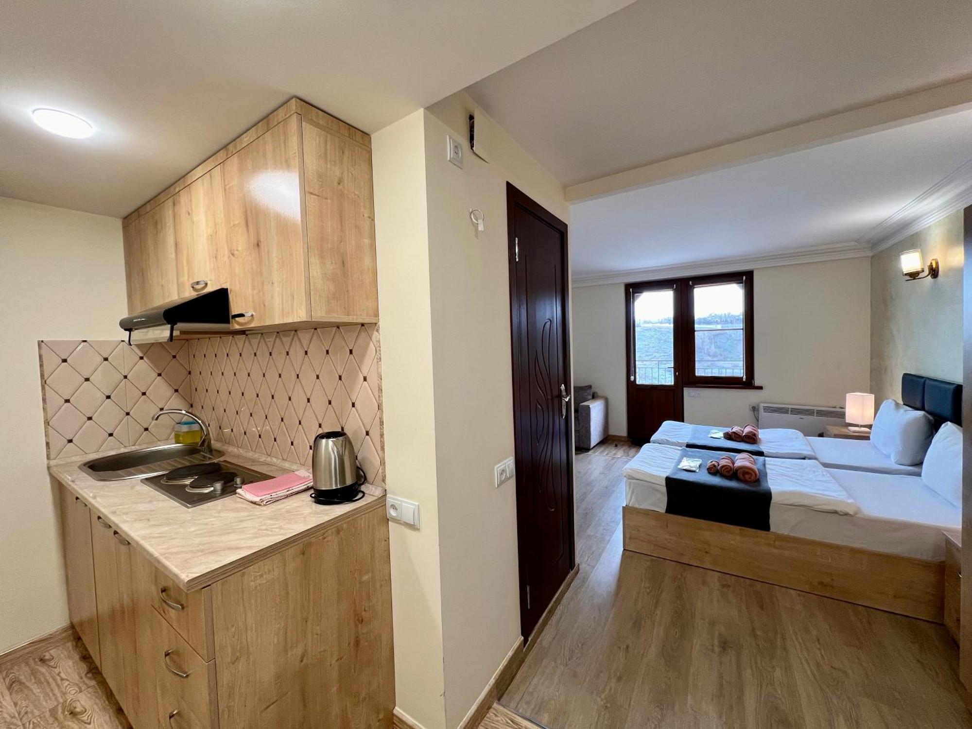 The Hill Guest House Yerevan Bagian luar foto